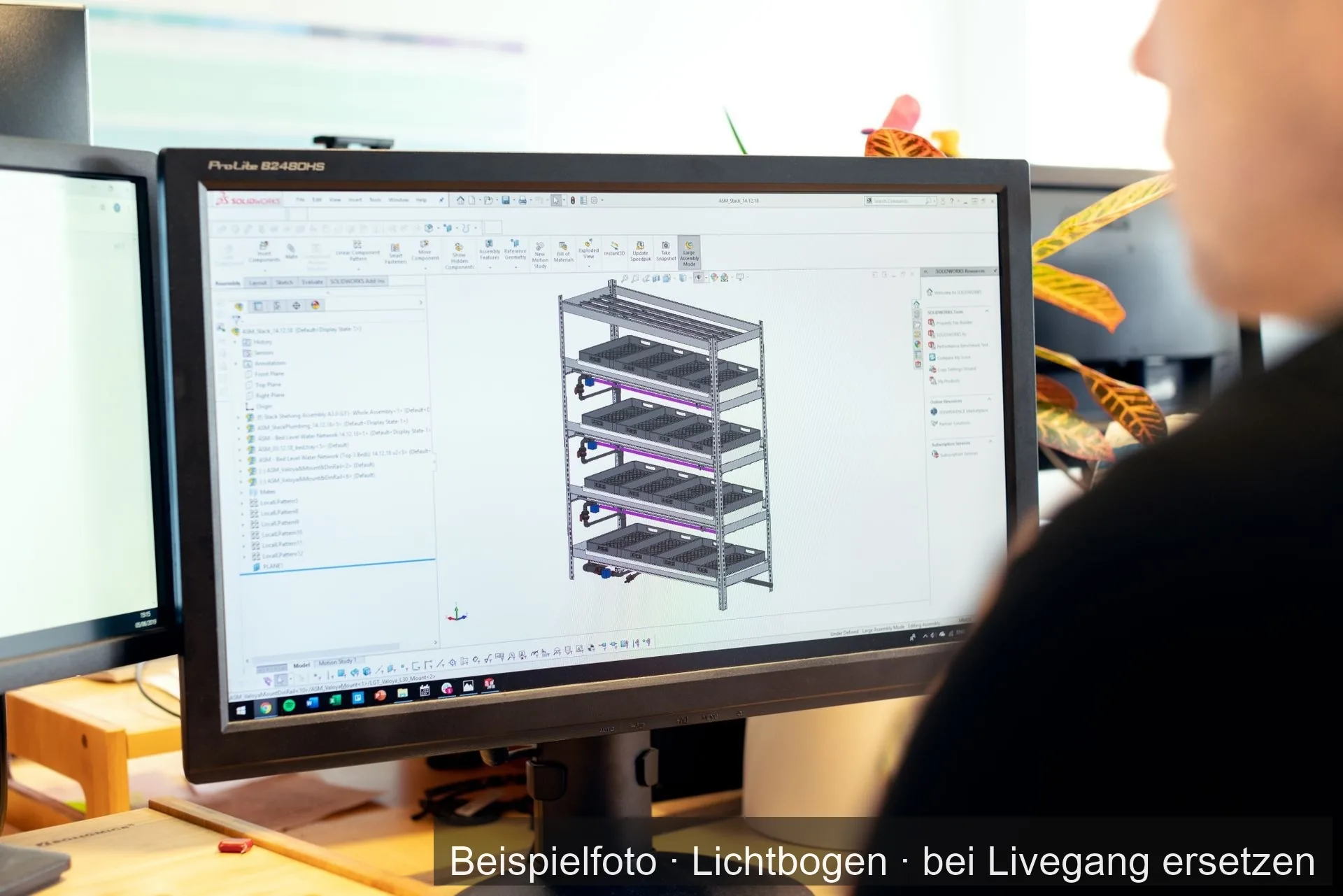 Ein Konstrukteur arbeitet am Bildschirm an einem CAD-Modell.